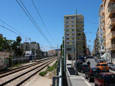 Il nostro viaggio parte da corso Sonnino, principale arteria del rione Madonnella: qui diversi palazzi si ergono a un tiro di schioppo dalle rotaie